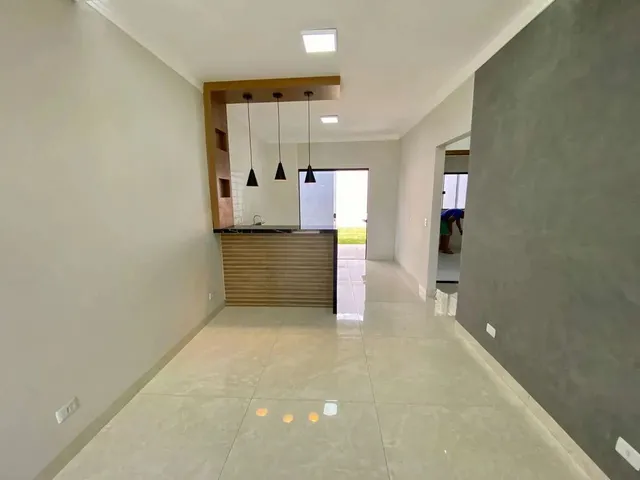 Imagem 16: Casa À Venda com Suíte e Amplo Quintal em Localização Privilegiada Próxima À Lagoa