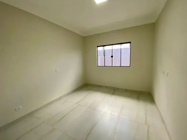 Imagem 9: Casa À Venda com Suíte e Amplo Quintal em Localização Privilegiada Próxima À Lagoa
