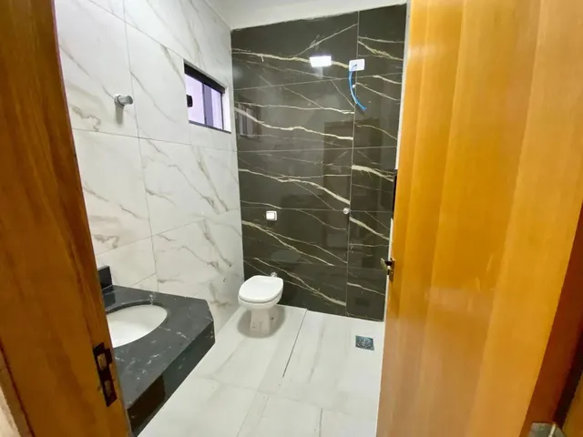 Imagem 12: Casa À Venda com Suíte e Amplo Quintal em Localização Privilegiada Próxima À Lagoa