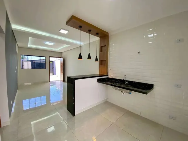 Imagem 6: Casa À Venda com Suíte e Amplo Quintal em Localização Privilegiada Próxima À Lagoa
