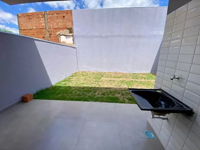 Imagem 15: Casa À Venda com Suíte e Amplo Quintal em Localização Privilegiada Próxima À Lagoa