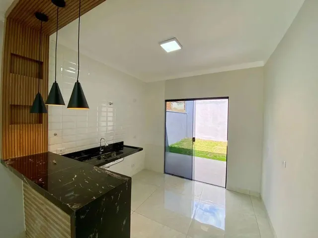 Imagem 2: Casa À Venda com Suíte e Amplo Quintal em Localização Privilegiada Próxima À Lagoa