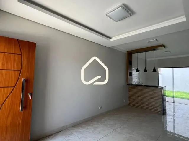 Imagem 7: Casa À Venda com Suíte e Amplo Quintal em Localização Privilegiada Próxima À Lagoa