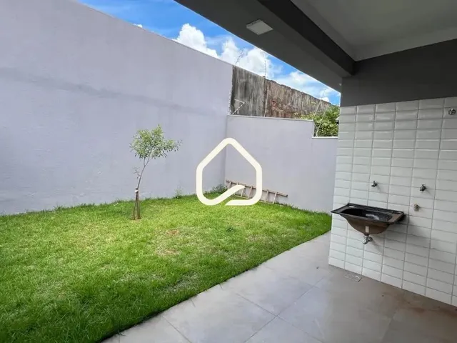 Imagem 13: Casa À Venda com Suíte e Amplo Quintal em Localização Privilegiada Próxima À Lagoa
