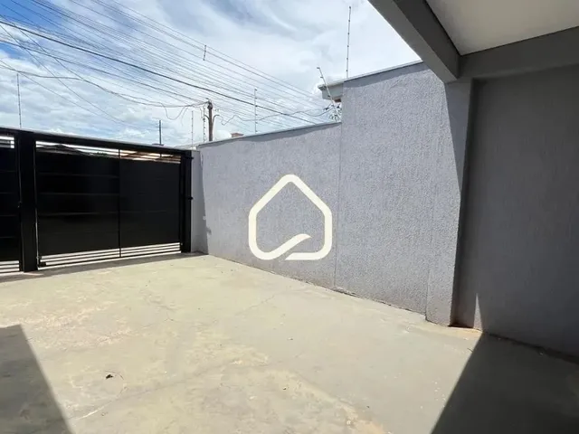 Imagem 10: Casa À Venda com Suíte e Amplo Quintal em Localização Privilegiada Próxima À Lagoa