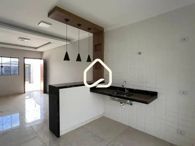 Imagem 3: Casa À Venda com Suíte e Amplo Quintal em Localização Privilegiada Próxima À Lagoa