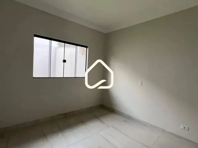 Imagem 11: Casa À Venda com Suíte e Amplo Quintal em Localização Privilegiada Próxima À Lagoa