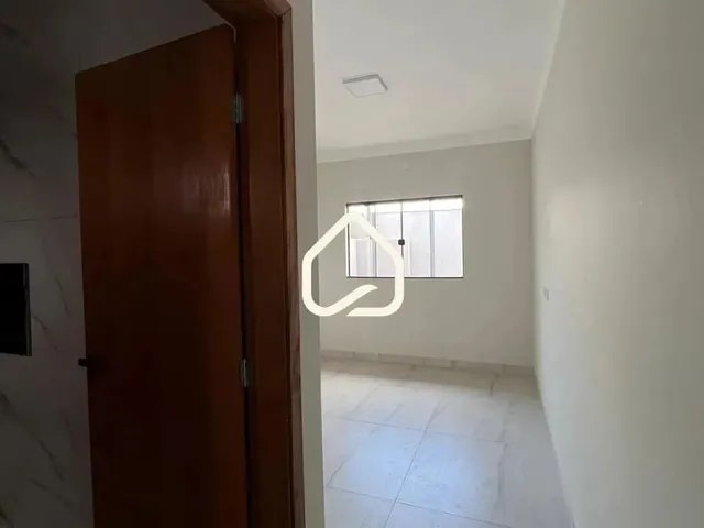Imagem 8: Casa À Venda com Suíte e Amplo Quintal em Localização Privilegiada Próxima À Lagoa