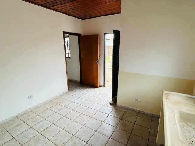 Imagem: A casa possui 2 Dormitórios, 2 Banheiros, 5 Vagas na
