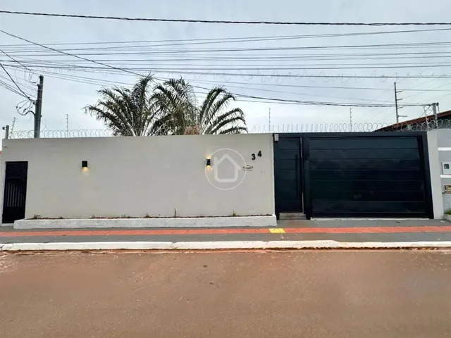 Imagem: A casa possui 4 Dormitórios, 1 Suíte, 1 Banheiro, 4 Vagas