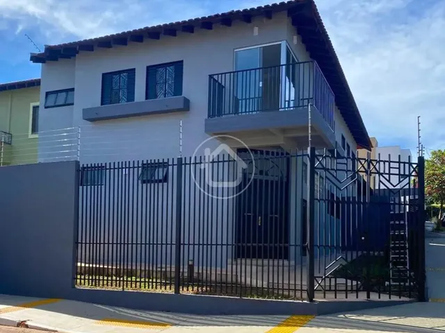 Imagem: A casa possui 5 Dormitórios, 1 Suíte, 1 Banheiro, 2 Vagas