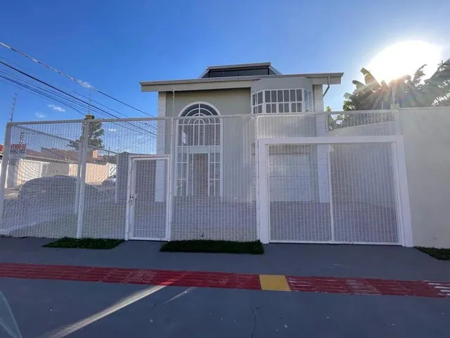 Imagem: A casa possui 2 Dormitórios, 4 Banheiros, 4 Vagas na