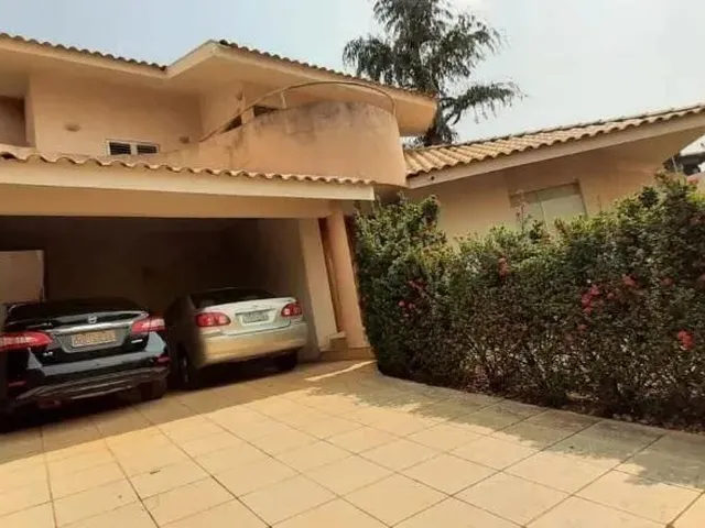 Imagem: A casa possui 4 Dormitórios, 1 Suíte, 1 Banheiro, 4 Vagas