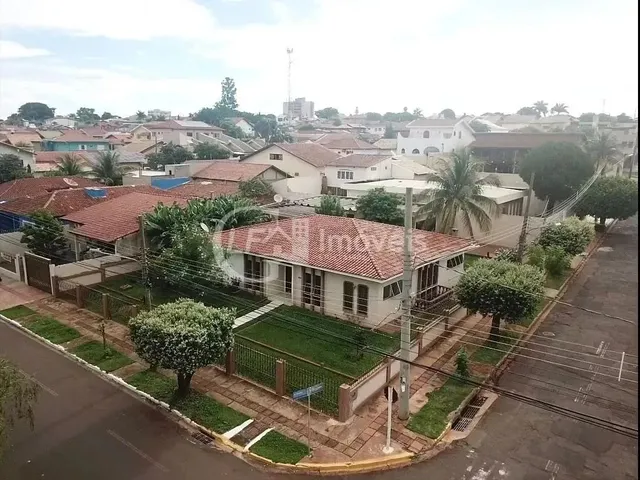 Imagem: A casa possui 4 Dormitórios, 1 Suíte, 2 Banheiros, 5