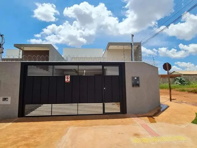Imagem: A casa possui 3 Dormitórios, 3 Banheiros, 2 Vagas na
