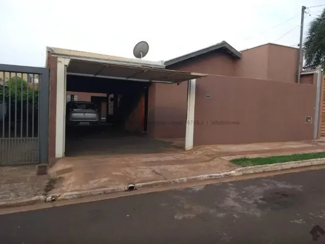 Imagem: A casa possui 3 Dormitórios, 1 Suíte, 2 Banheiros, 4