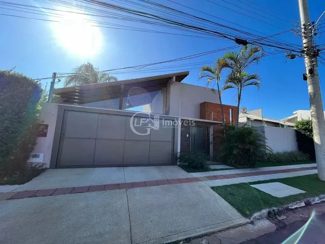 Imagem: A casa possui 3 Dormitórios, 3 Suítes, 1 Banheiro, 4