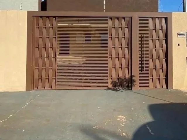 Imagem: A casa possui 3 Dormitórios, 3 Suítes, 1 Banheiro, 4