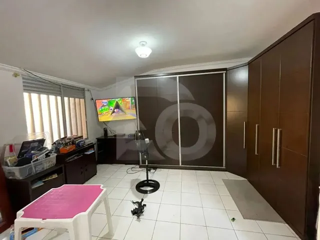 Imagem 6: Casa Espaçosa À Venda com 393,4M² e Quintal no Aeroporto