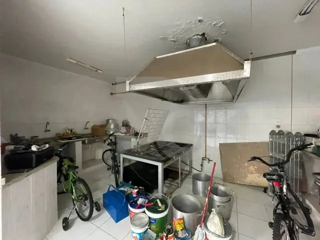 Imagem 2: Casa Espaçosa À Venda com 393,4M² e Quintal no Aeroporto