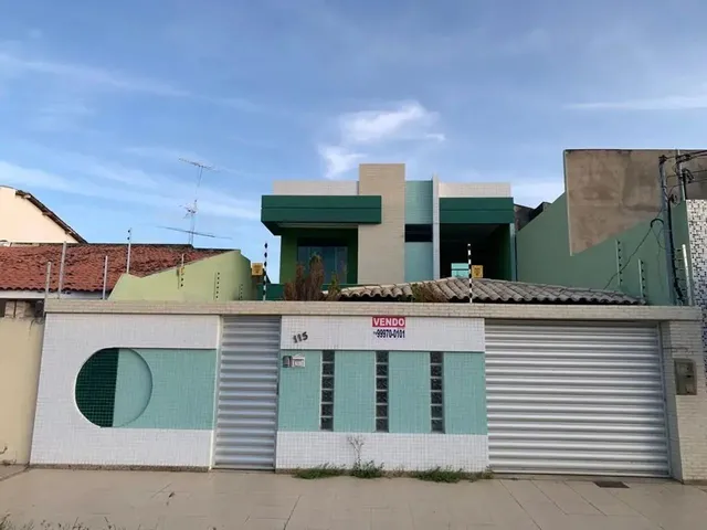 Imagem: A casa possui 4 Dormitórios, 4 Banheiros, 5 Vagas na