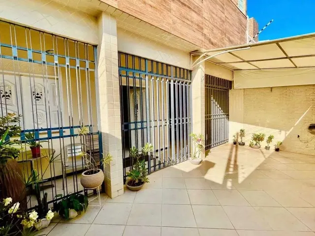 Imagem: A casa possui 4 Dormitórios, 5 Banheiros, 1 Vaga na