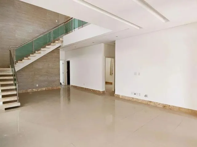 Imagem: A casa em condomínio possui 5 Dormitórios, 4 Suítes, 5