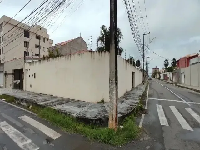 Imagem: A casa possui 4 Dormitórios, 1 Suíte, 3 Banheiros, 3