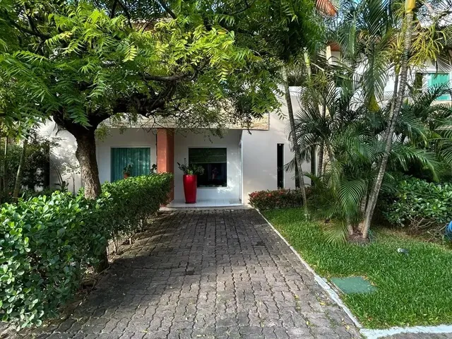 Imagem: A casa possui 4 Dormitórios, 1 Suíte, 2 Banheiros, 2