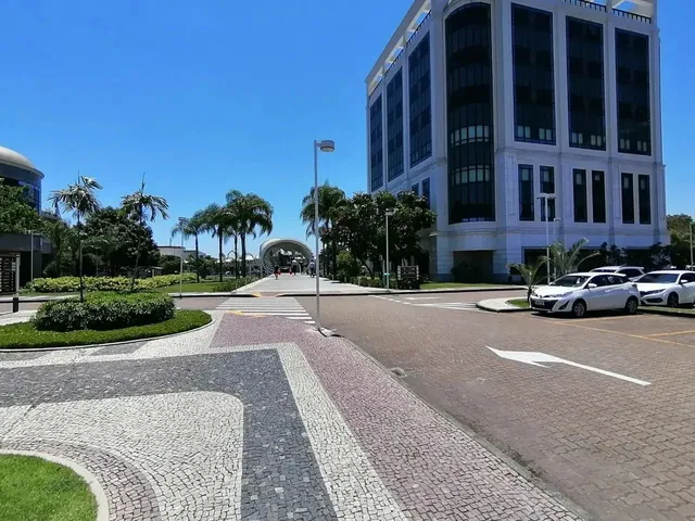 Imagem 2: Barra - Centro Empresarial Barrashopping - Ampla Sala Reformada com Vaga