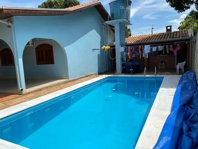 Imagem: A casa possui 3 Dormitórios, 3 Banheiros, 3 Vagas na