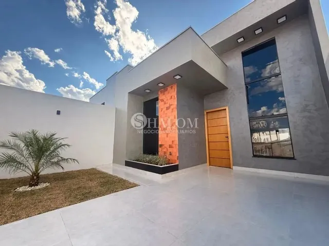 Imagem: A casa possui 3 Dormitórios, 1 Banheiro, 2 Vagas na