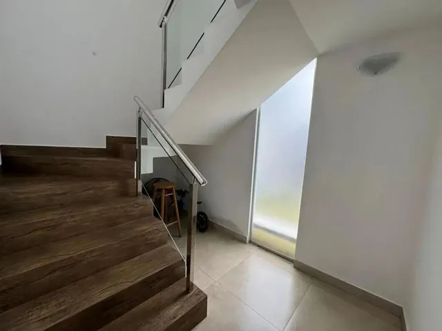 Imagem 1: Sobrado À Venda em Maringá, Zona 06, com 3 Quartos, com 226.06 M²