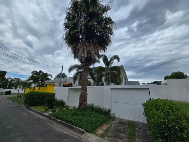 Imagem: A casa em condomínio possui 3 Dormitórios, 3 Suítes, 5