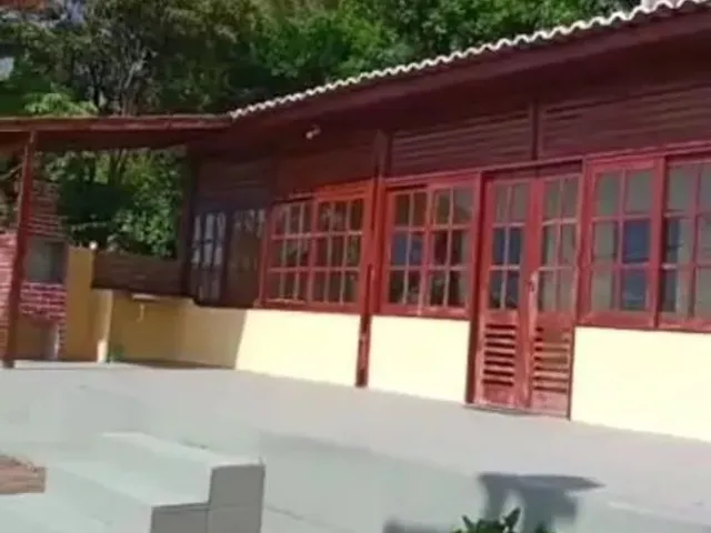 Imagem: A casa possui 3 Dormitórios, 2 Banheiros, Acomodam 10