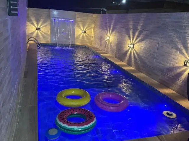 Imagem: A casa possui 2 Dormitórios, Acomodam 8 pessoas e está