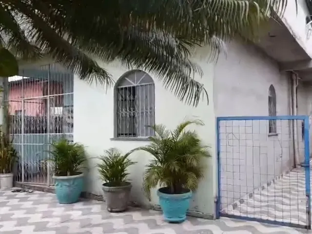 Imagem: /Casa com 3 Qrts e 2 Apartamentos no Cidade