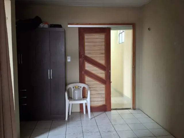 Imagem 4: Excelente Casa 2 Pisos C/ 5 Qts Sendo 4 Suítes Prox. Bola do Coroado / Titulo Definitivo
