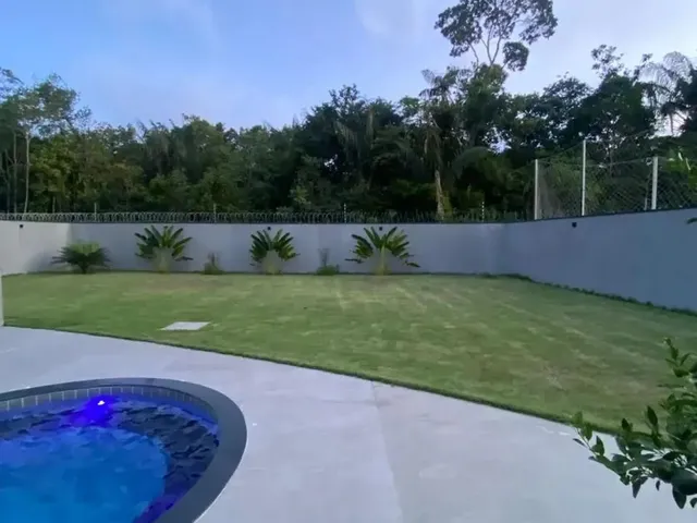 Imagem 2: Praia dos Passarinhos 03 Suítes Sendo Uma Master com Closet/ Piscina Dividindo a Cozinha