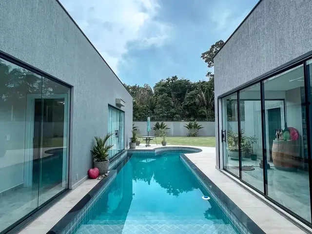 Imagem 5: Praia dos Passarinhos 03 Suítes Sendo Uma Master com Closet/ Piscina Dividindo a Cozinha