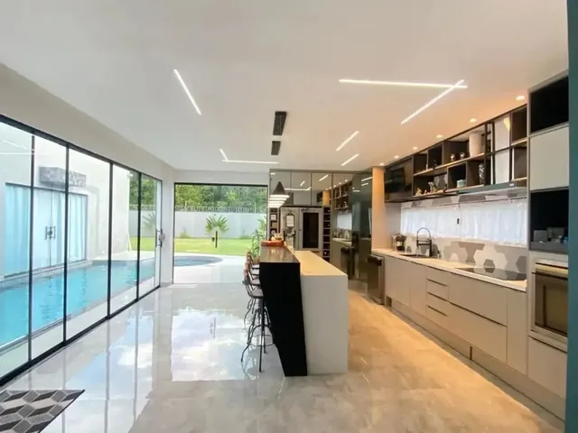 Imagem 14: Praia dos Passarinhos 03 Suítes Sendo Uma Master com Closet/ Piscina Dividindo a Cozinha