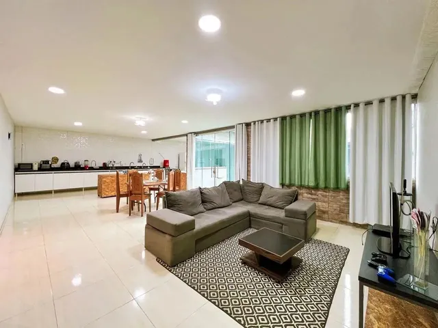 Imagem: A casa possui 5 Dormitórios, 2 Suítes, 5 Banheiros, 3