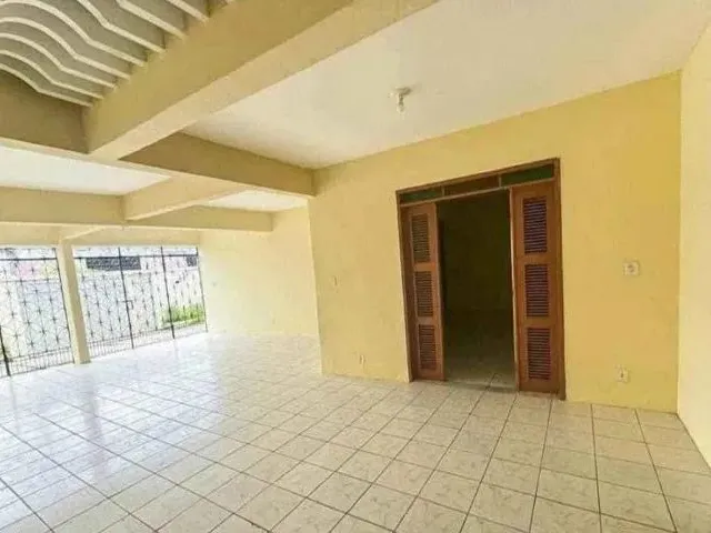 Imagem: A casa possui 3 Dormitórios, 2 Banheiros e está