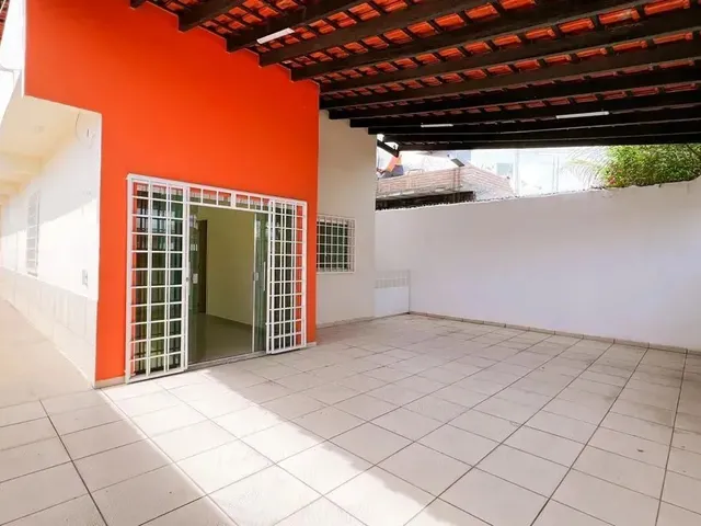Imagem: A casa possui 2 Dormitórios, 1 Suíte, 3 Banheiros, 3