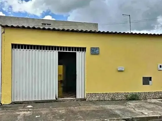 Imagem: A casa possui 2 Dormitórios, 1 Suíte, 2 Banheiros, 2