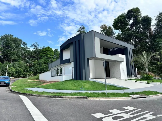 Imagem: A casa em condomínio possui 4 Dormitórios, 4 Suítes, 5