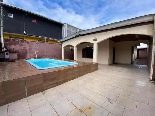 Imagem: A casa possui 3 Dormitórios, 1 Suíte, 2 Banheiros e está