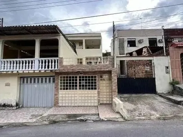 Imagem: A casa possui 4 Dormitórios, 2 Banheiros, 1 Vaga na