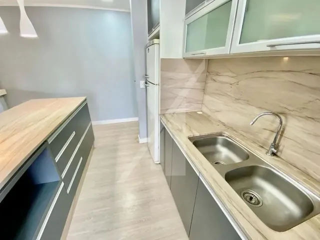 Imagem 7: Lindo Apartamento Mobiliado com Sala de Visita e Sala de Jantar, Ambas Integradas com Saca