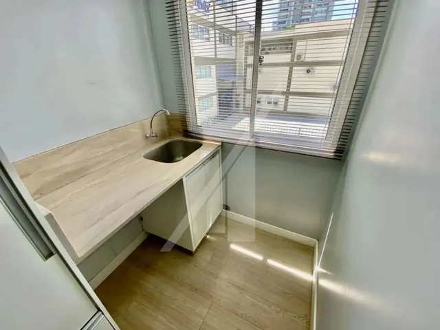 Imagem 11: Lindo Apartamento Mobiliado com Sala de Visita e Sala de Jantar, Ambas Integradas com Saca
